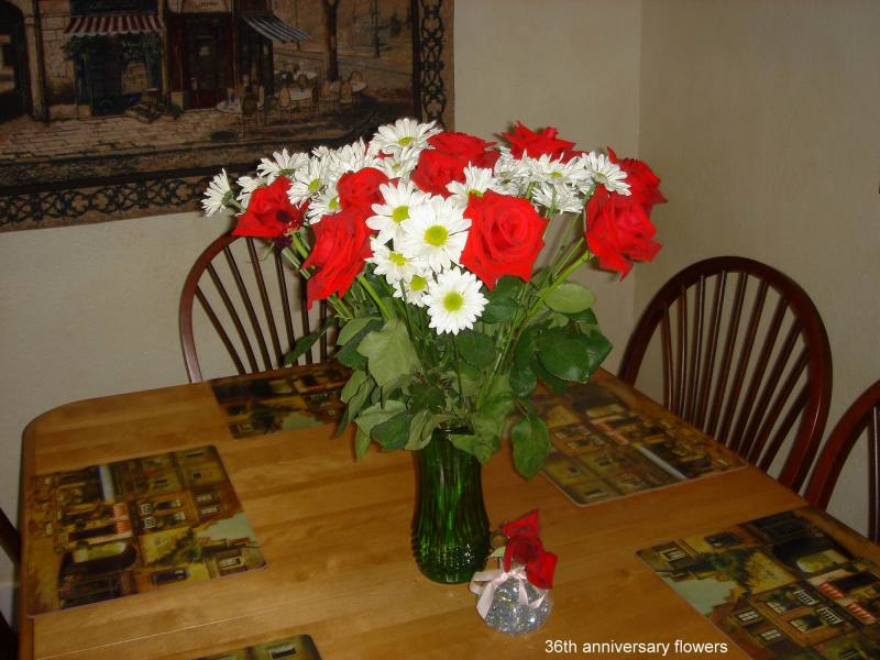 2005/08(Aug)/Misc/2005-08-32-36th Anniversary Flowers.JPG